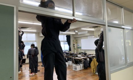 学生は今日で終業です。